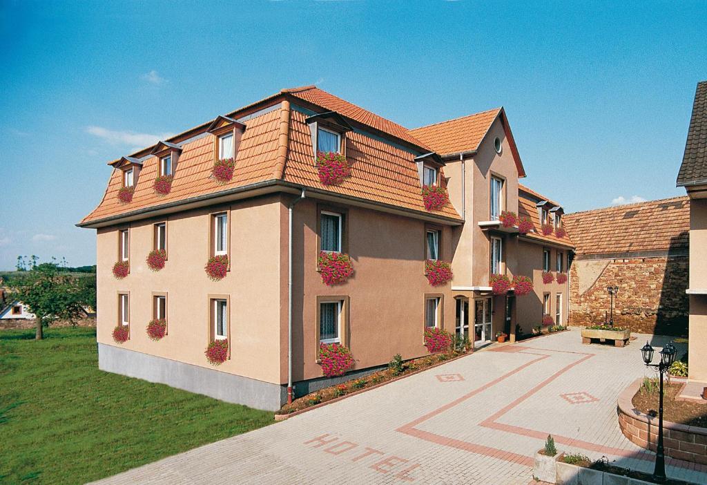 Logis Hotel Restaurant Hostellerie De L'Etoile Wasselonne Exterior foto